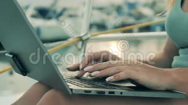 <strong>靠近</strong>女人`她的手在<strong>靠近</strong>水的笔记本电脑上打字